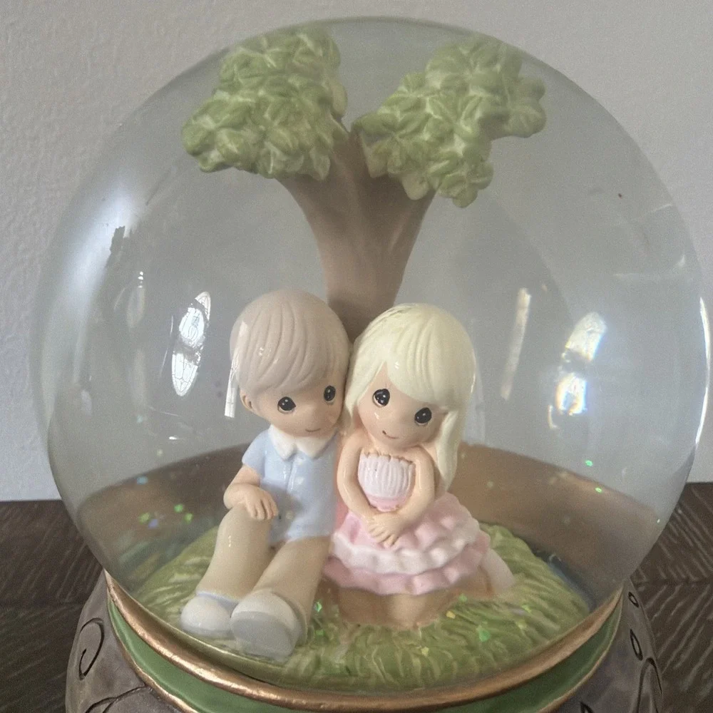 PRECIOUS MOMENTS MUSICAL SNOW GLOBE 